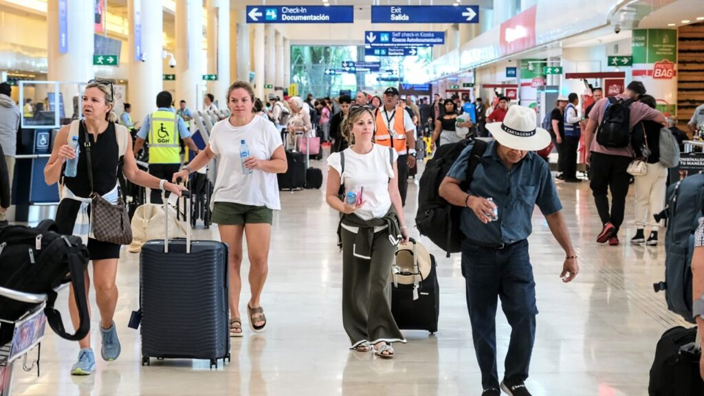 turistas extranjeros, llegan al aeropuerto internacional de Cancun 