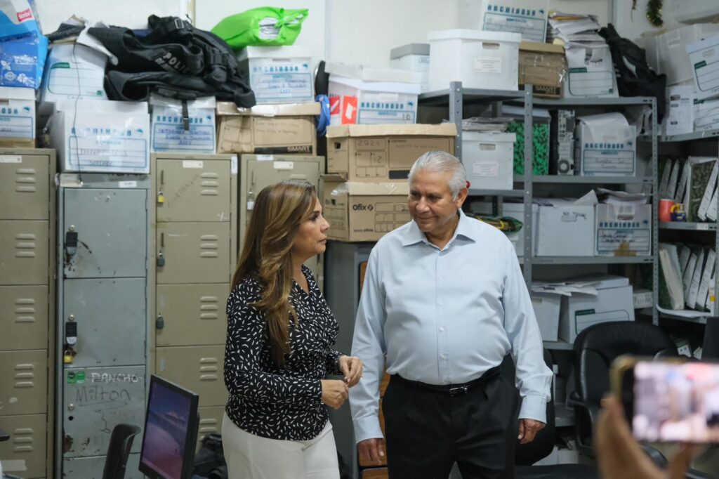 mara visita las actuales instalaciones de la fiscalia en Cancún.
