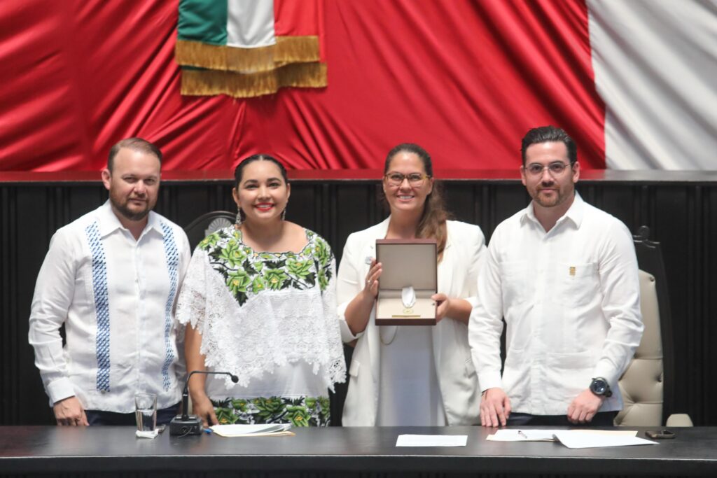 autoridades entregan a Ana Cecilia Gutiérrez Navarro, Medalla al Mérito de Protección Ecológica 