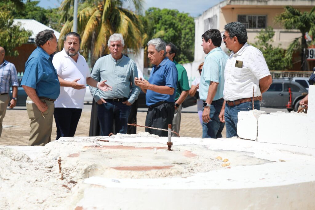 Miembros del consejo ciudadano con el diputado Jorge Sanen, en la explanada del congrrso de Quintana Roo