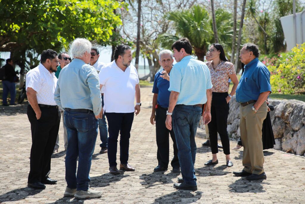 Miembros del consejo ciudadano con el diputado Jorge Sanen,