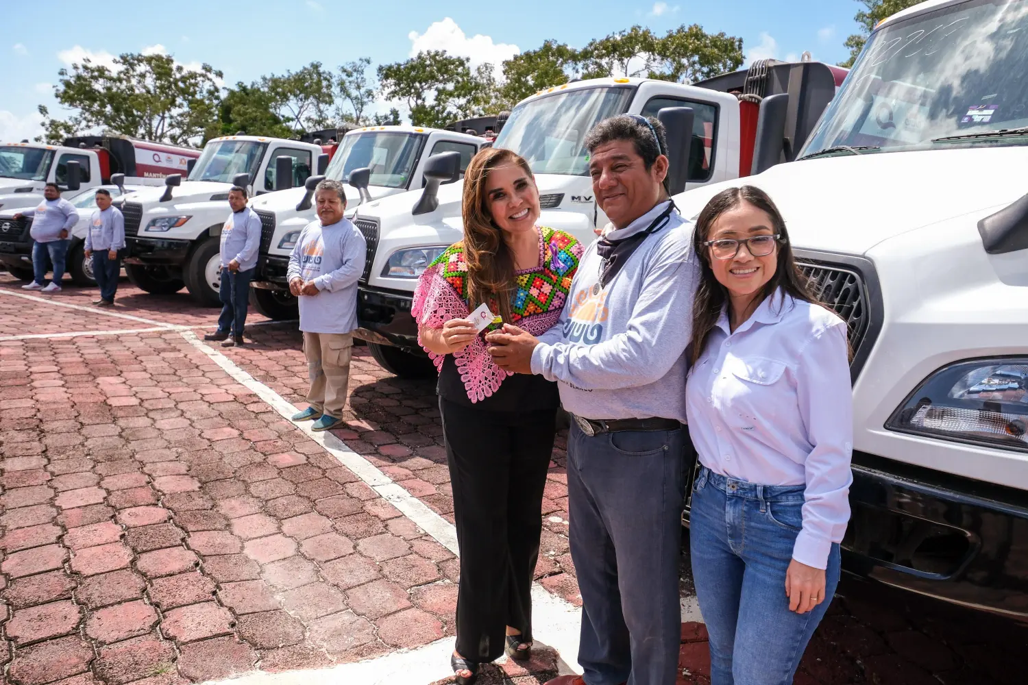 Mara Lezama entrega camiones al municipio de OPB.