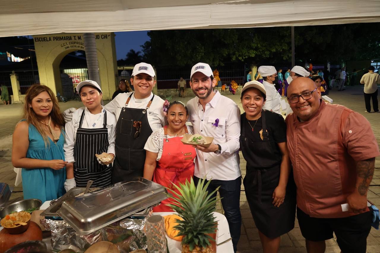 Funcionarios y visitantes en el festival gastronómico de bacalar