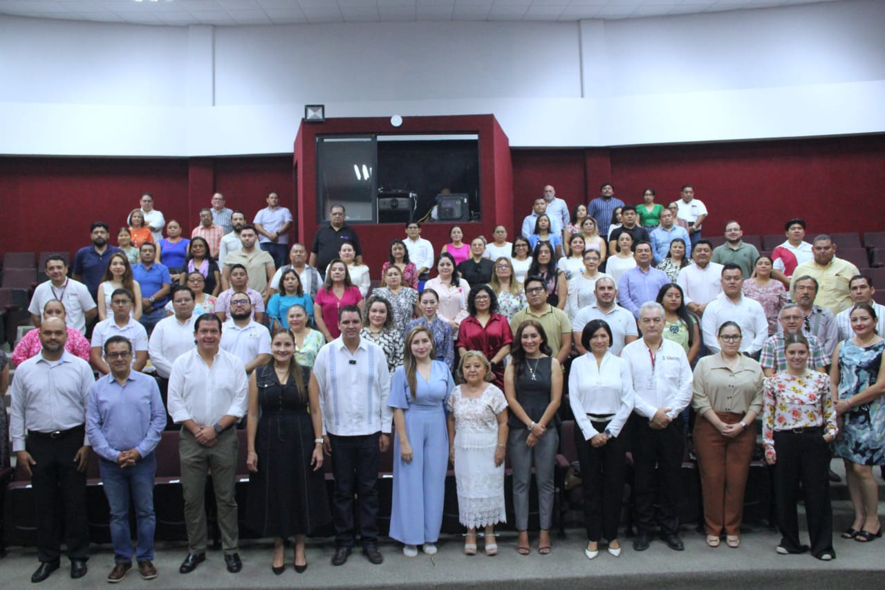 participante de la conferencia del idaipqroo, impartida por el Dr. Arístides Rodrigo Guerrero García.