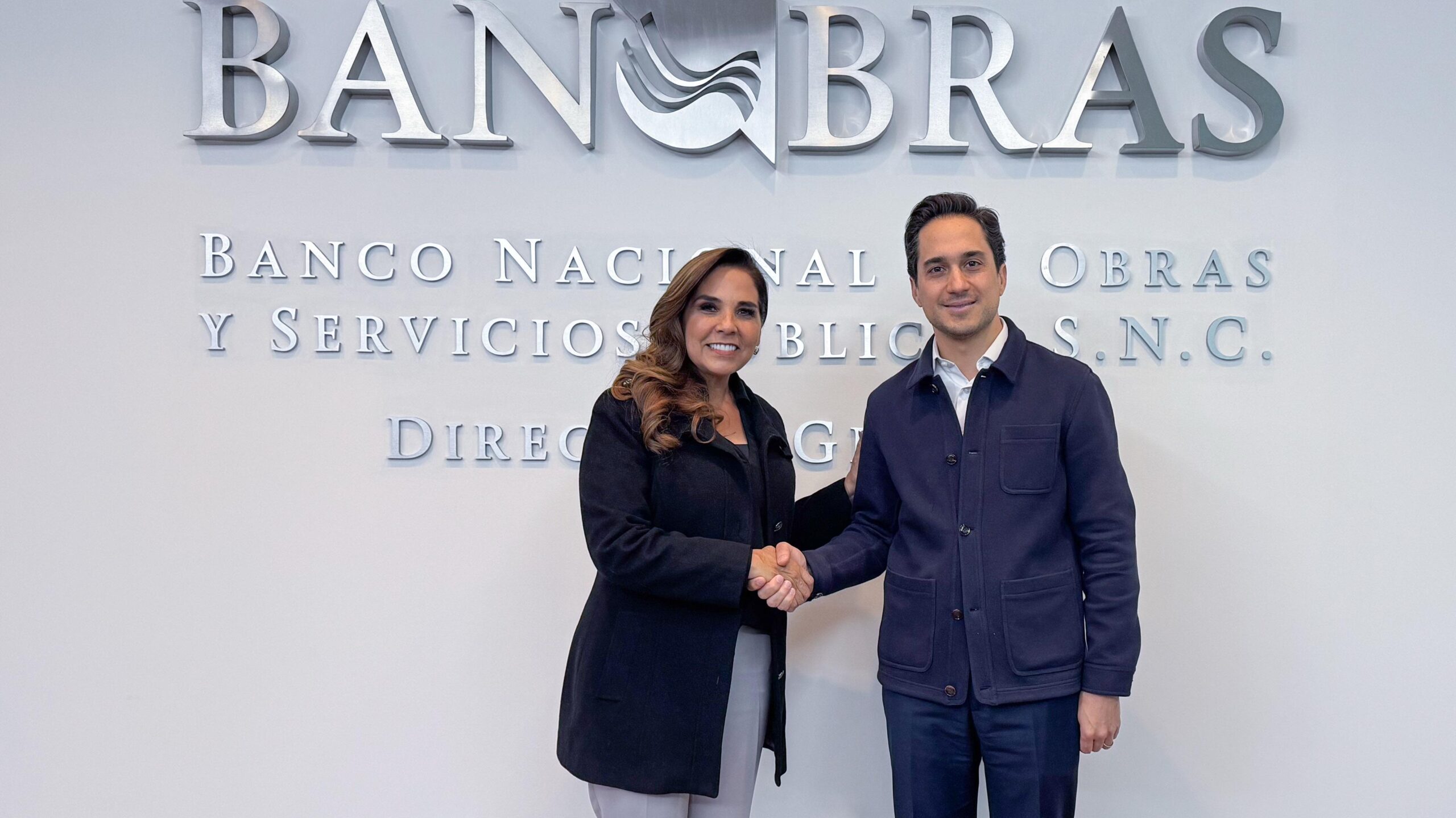 La gobernadora Mara Lezama con el director general de BANOBRAS