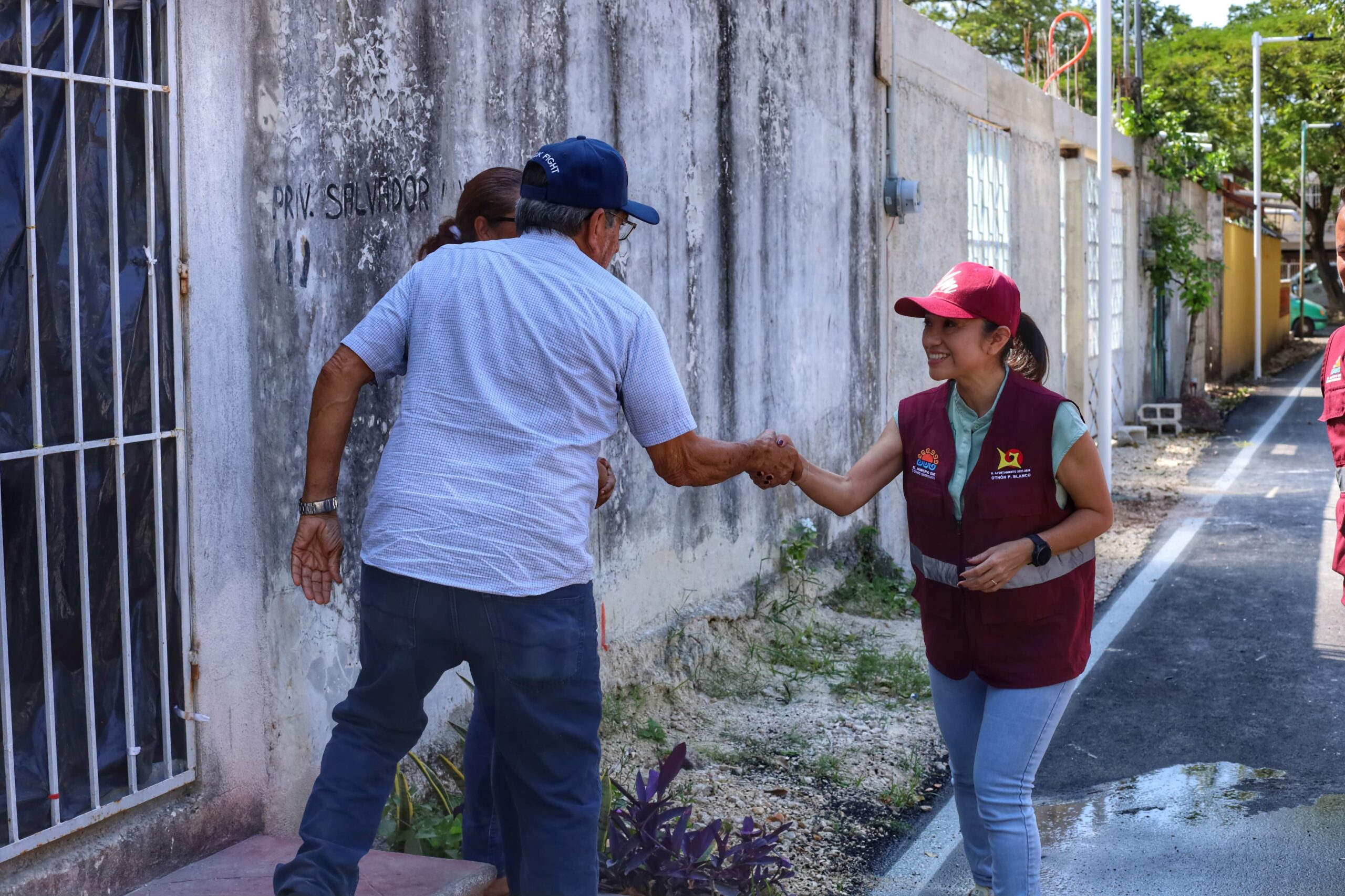 yensuni martinez entrega a vecinos otro sendero seguro