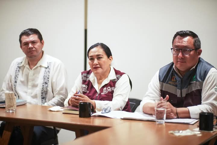 La titular de la SEQ, la maestra Elda Xix en diaologo son el sindicato del Conalep.