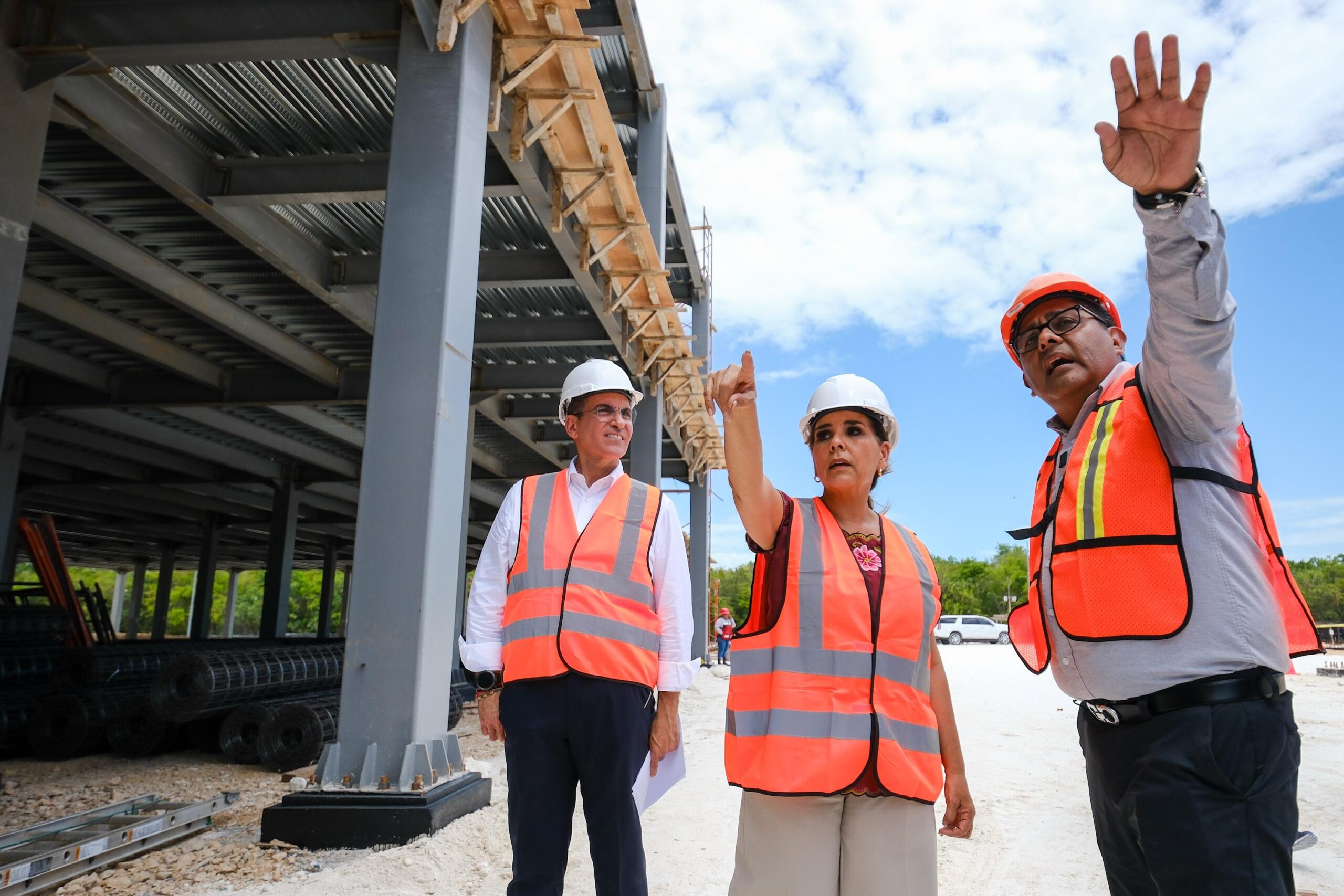 Mara Lezama, acompañada del secretario estatal de salud supervisa avances del nuevo hospital General.