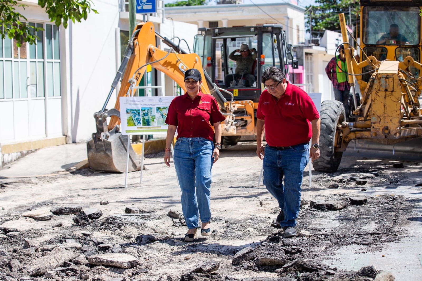 Estefania Mercado supervisa obra de repavimentación.