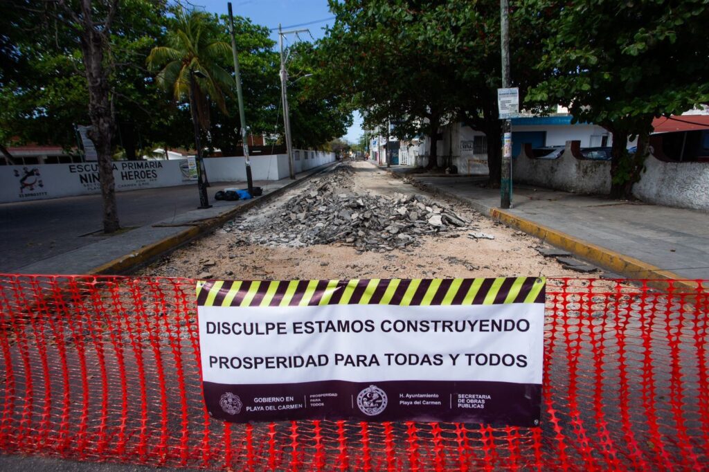 Estefania Mercado supervisa obra de repavimentación.
