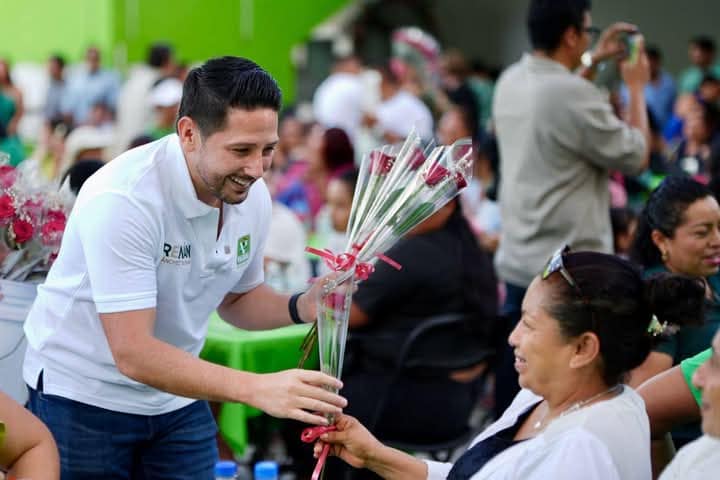 Sánchez Tajonar Festeja a madres de cozumel y playa
