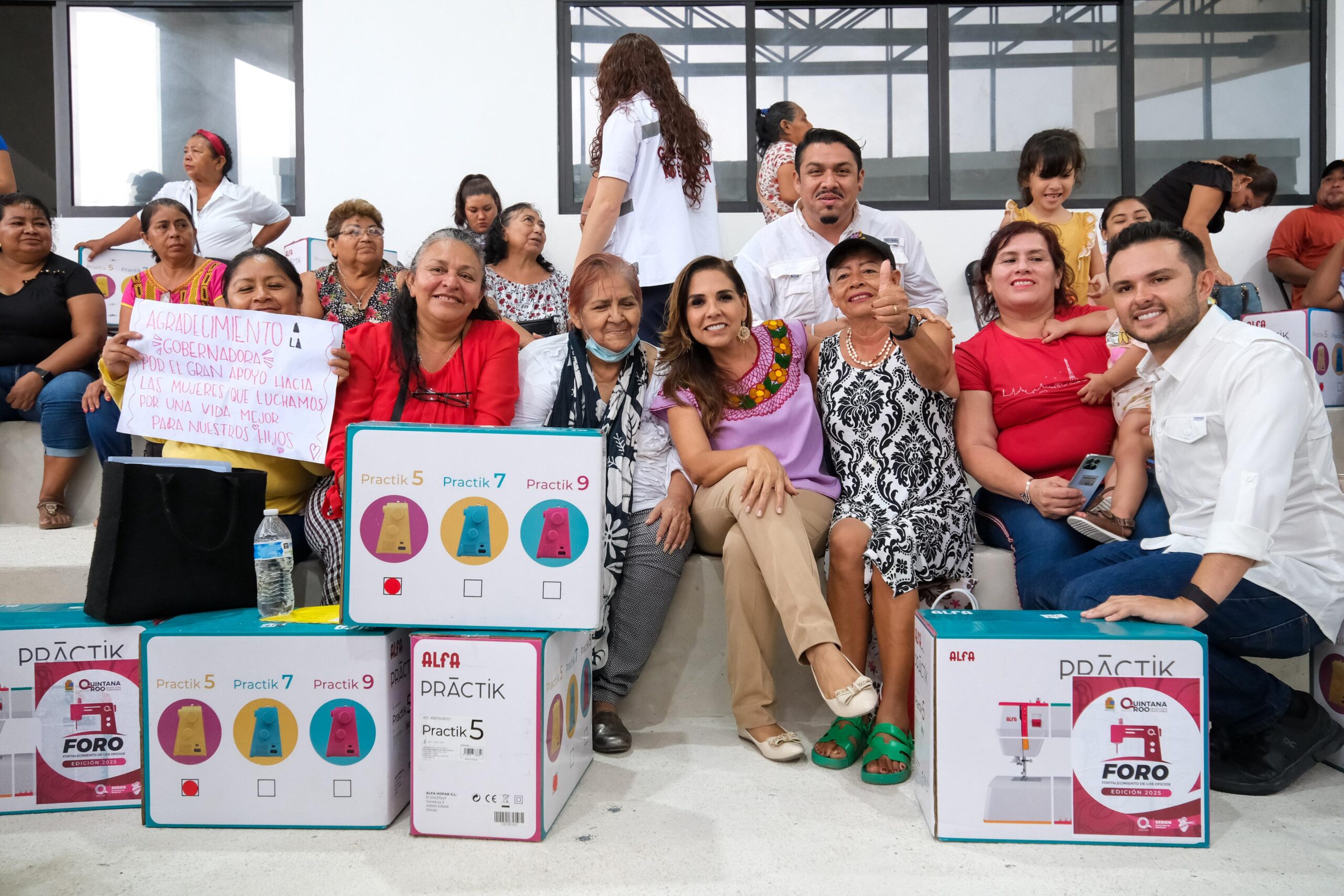 Mara Lezana, entrega maquinas de coser para el autoempleo