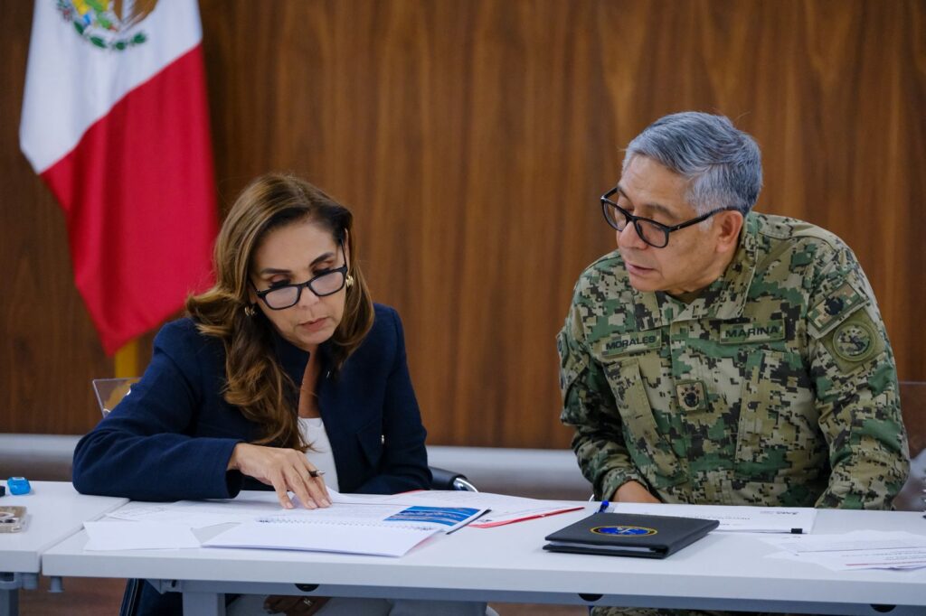 Mara revisando estrategias de segurida con almirante de marina