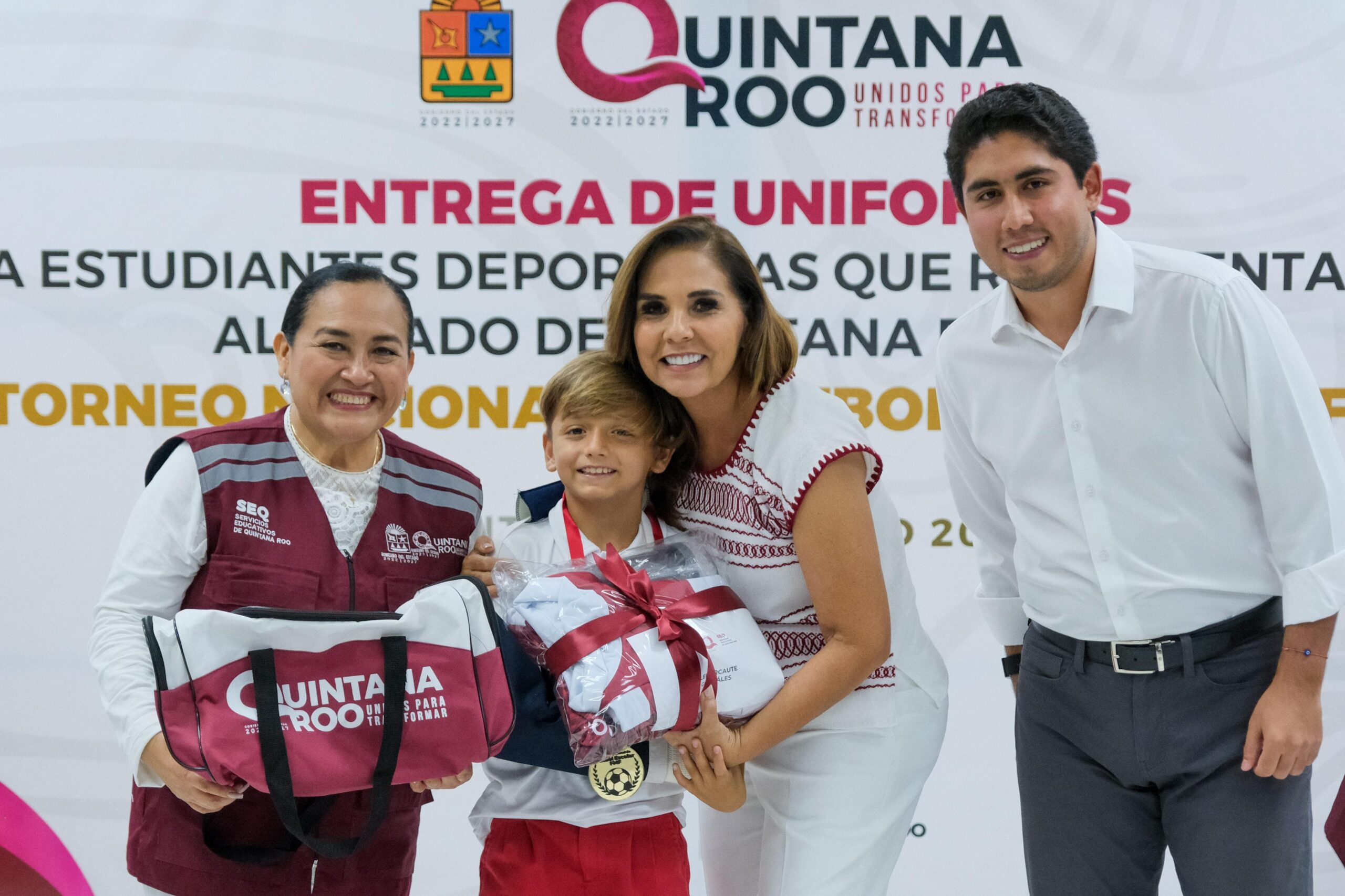 Mara Lezama entrega uniformes a deportistas