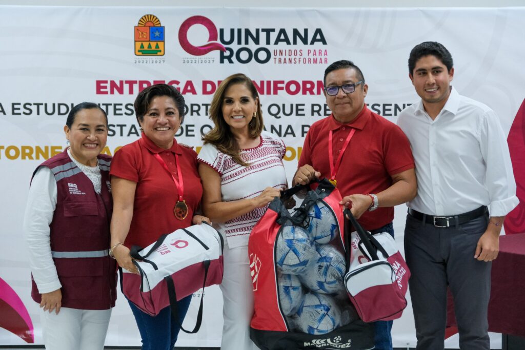 Entraga de uniformes a delegación deportiva