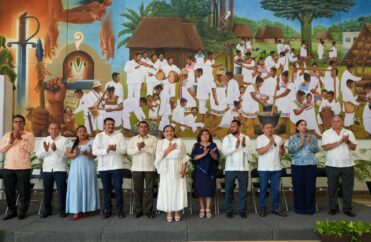 Reconocen a docentes por 40 años de servicio en Quintana Roo