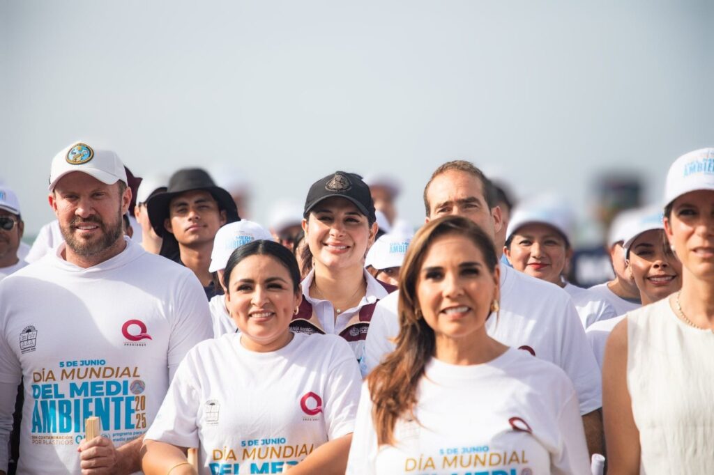 La gobernadora Mara Lezama y Estefania mercado participan en la hornada de limpieza de costas y playas.