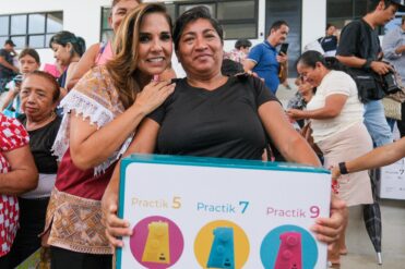 Mujeres de Cancún reciben herramientas para impulsar su economía: entregan 300 máquinas de coser
