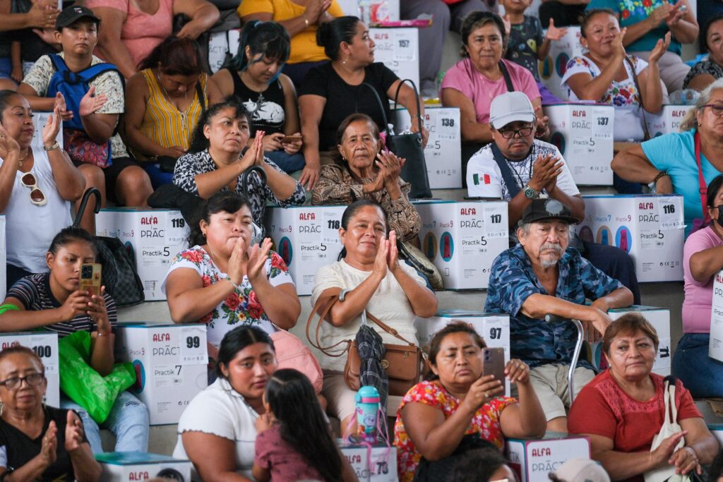 Entrega de 300 máquinas de coser