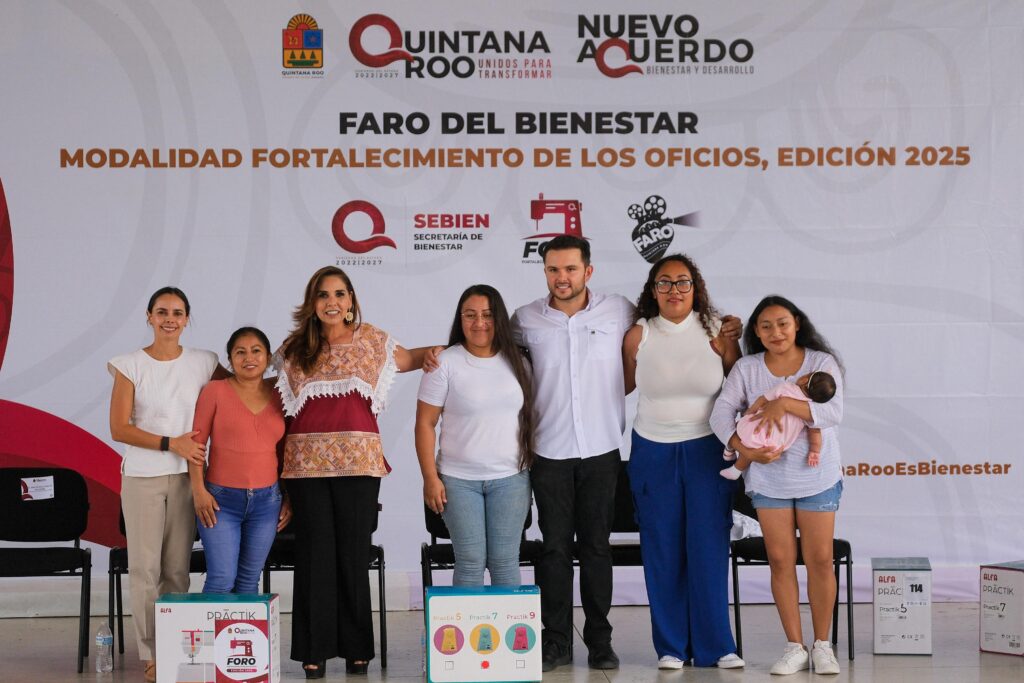 Mara Lezama encabezó la entrega de 300 máquinas de coser