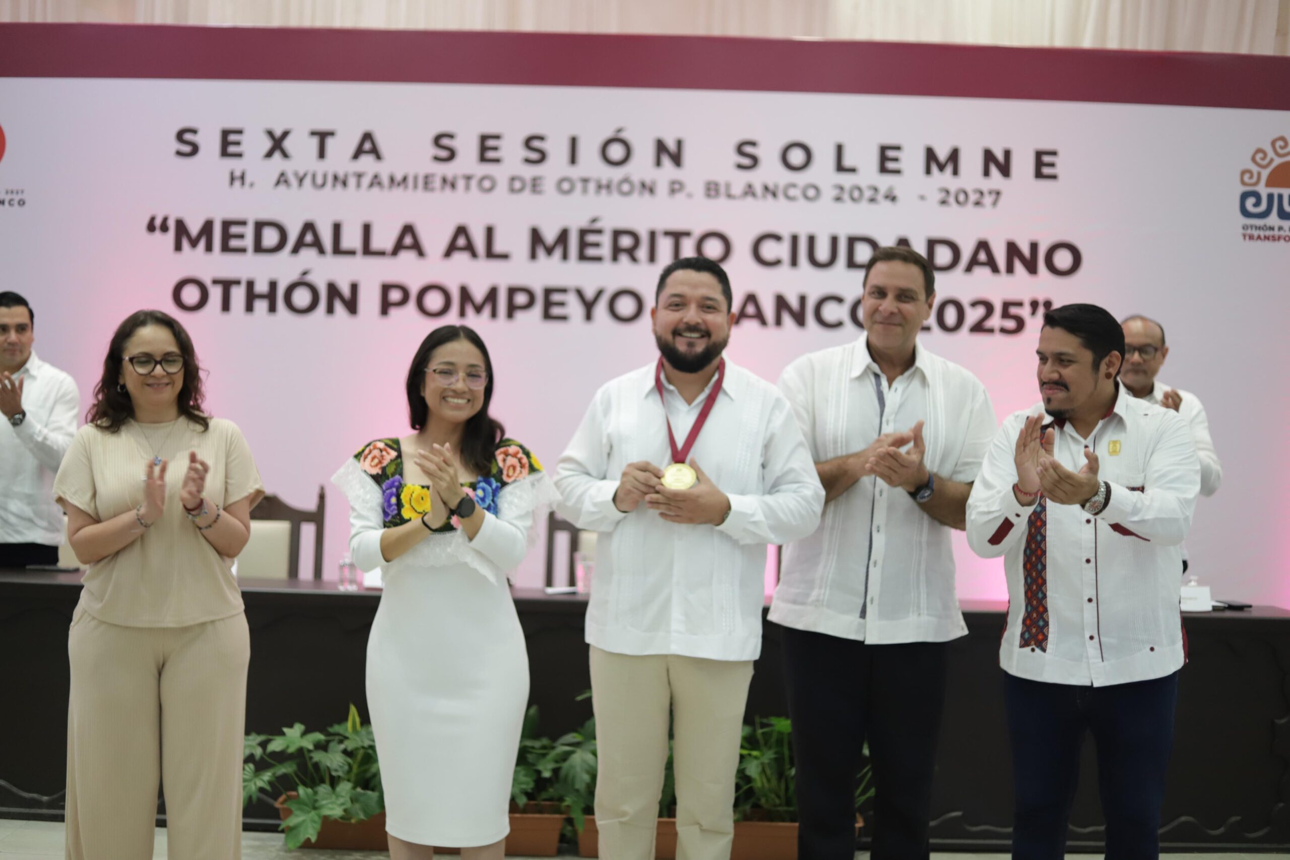 Óscar Moreno recibe Medalla al Mérito Ciudadano