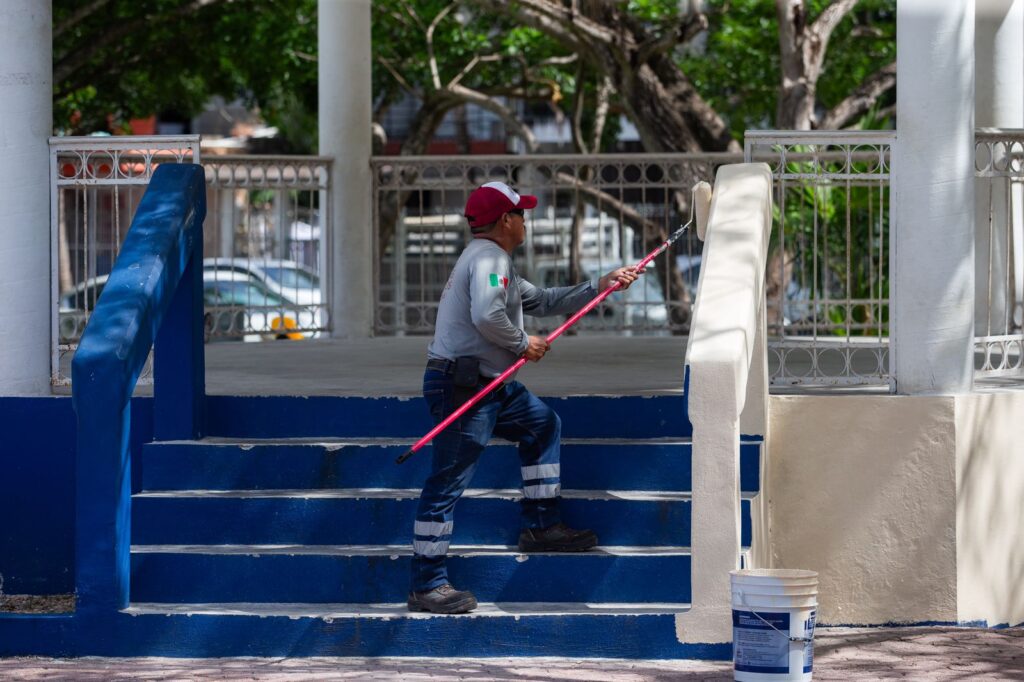 La ´residenta municipal Estefanía Mercado inico la renovacion de parques