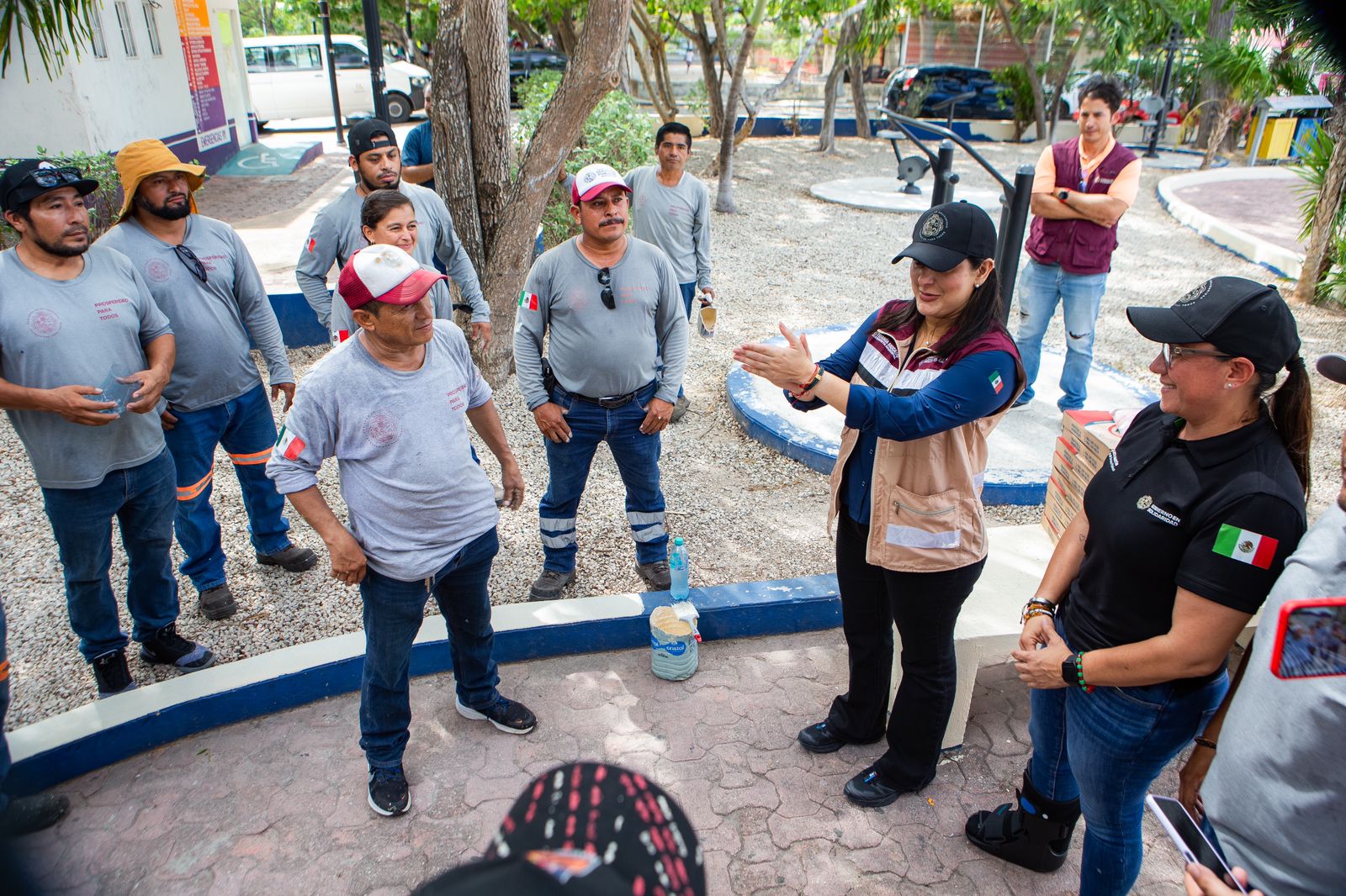 La ´residenta municipal Estefanía Mercado inico la renovacion de parques