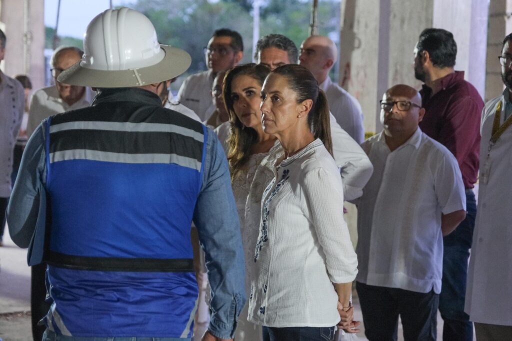 Claudia Sheinbaum visita el hospital de felipe carrillo puerto