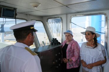 A bordo del buque “Natans” Mara Lezama y Alicia Bárcena supervisan labores contra el sargazo