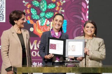 Presentan timbre conmemorativo por los 700 años de México-Tenochtitlan