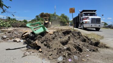 Retiran basurero clandestino en la colonia Emancipación de Chetumal