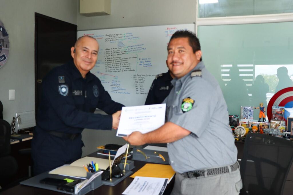 Capacitan a policias de belice