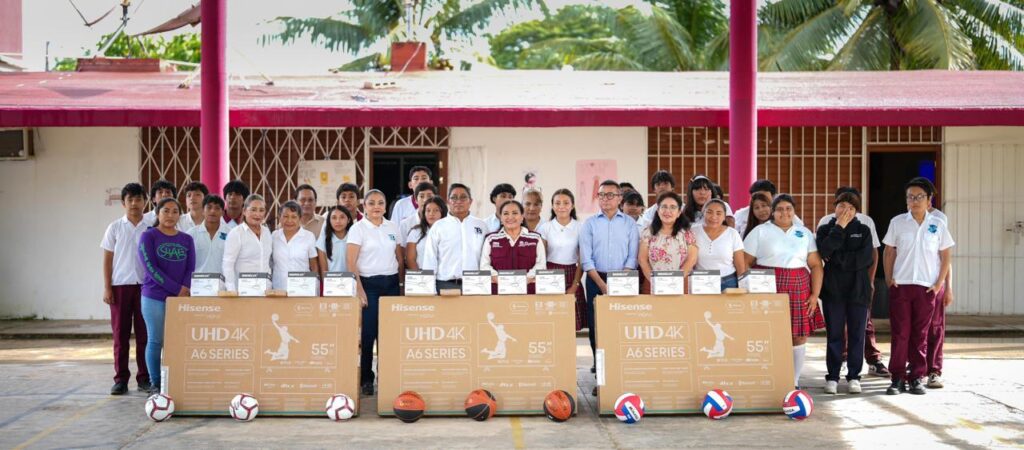 Entregan mobiliario en escuelas de chetumal y Calderitas