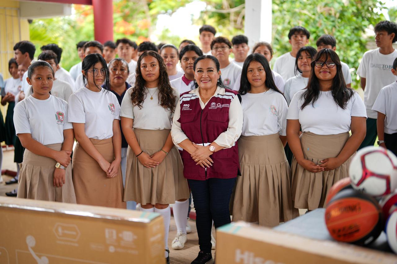 Entregan mobiliario en escuelas de chetumal y Calderitas