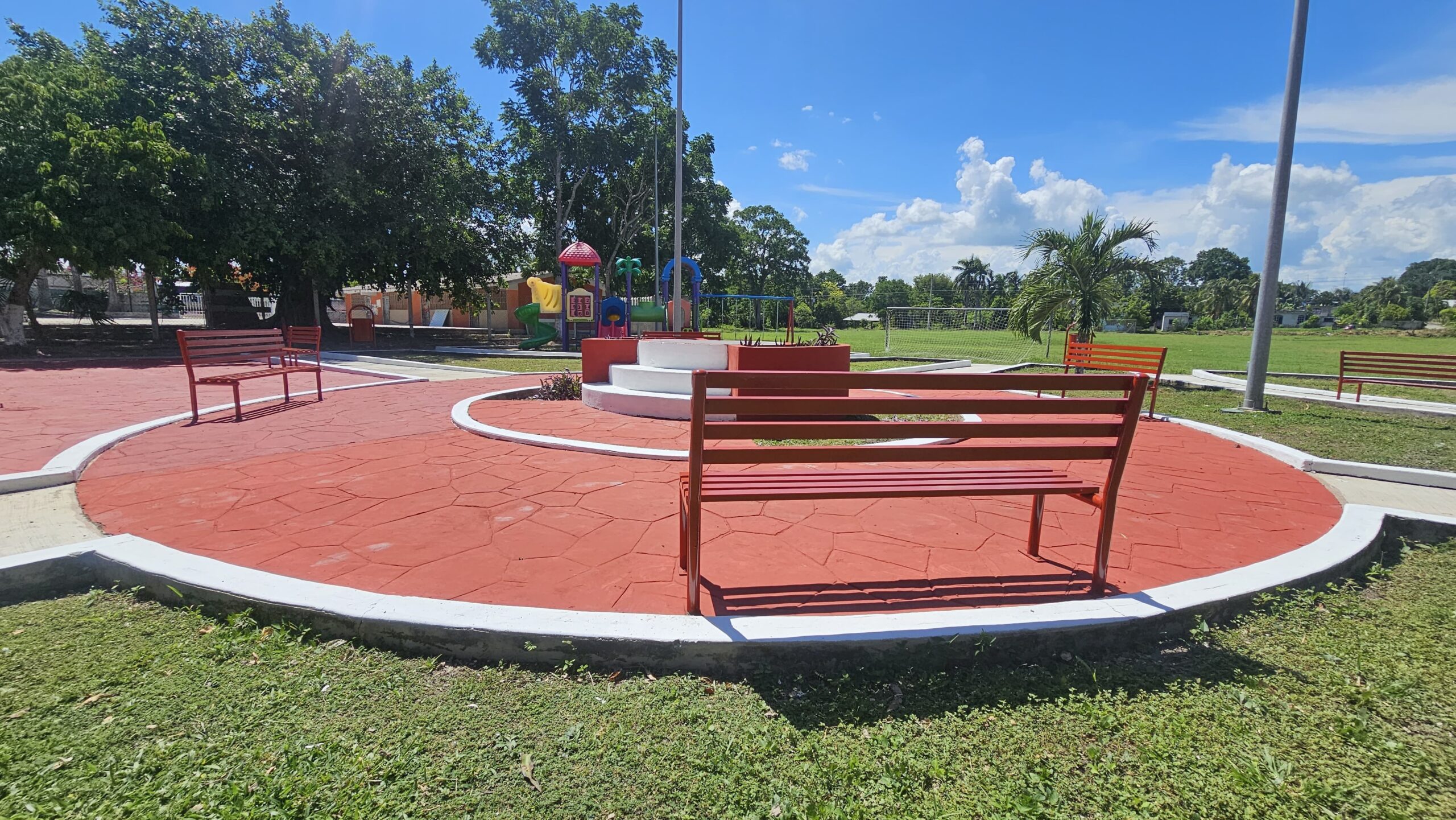 Rehabilitan parque en Nachi Cocom