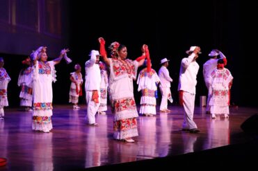 Familias playenses celebran clausura de talleres artísticos con bailes regionales