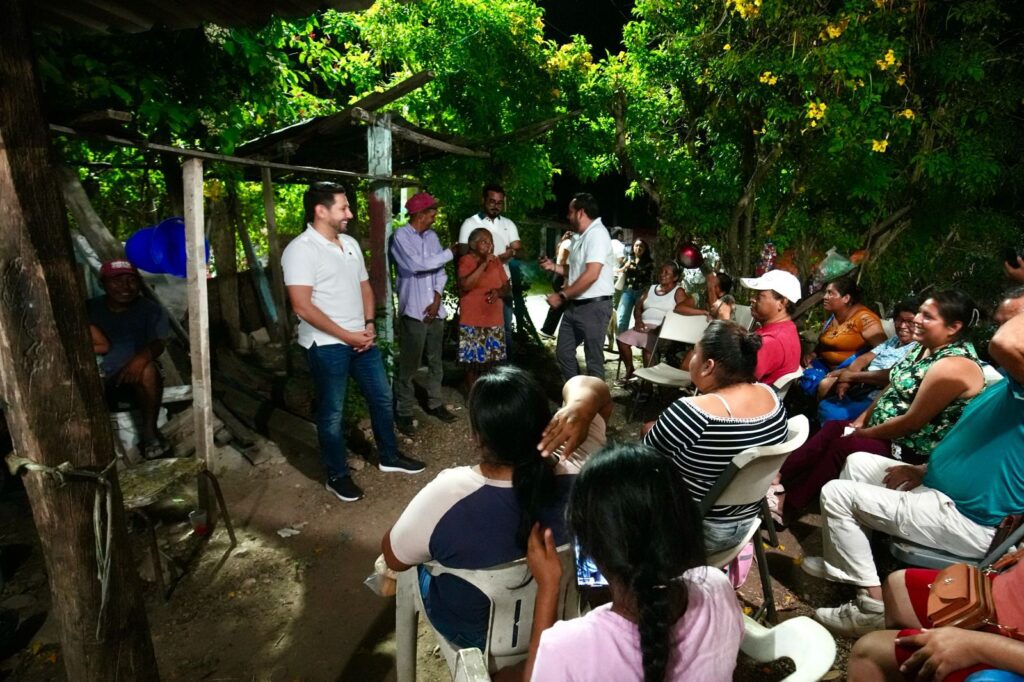 Renan Sanchez en reunion con vecino de la col. anotorchistas.