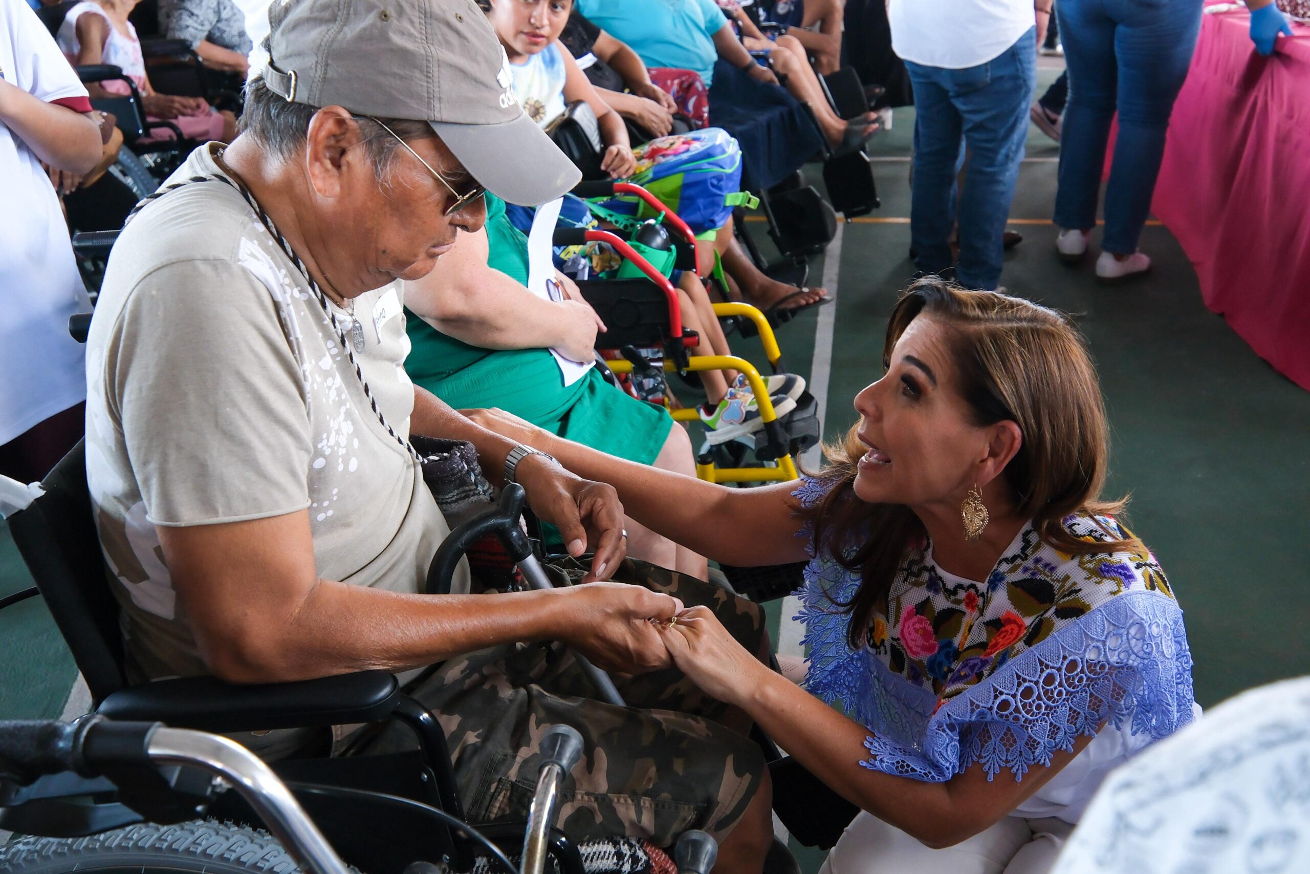 Mara apoyos Mara Lezama Espinosa encabezó la segunda entrega de sillas de ruedas y apoyos funcionales