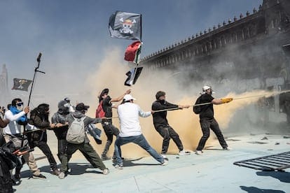 bloque negro en el zocalo