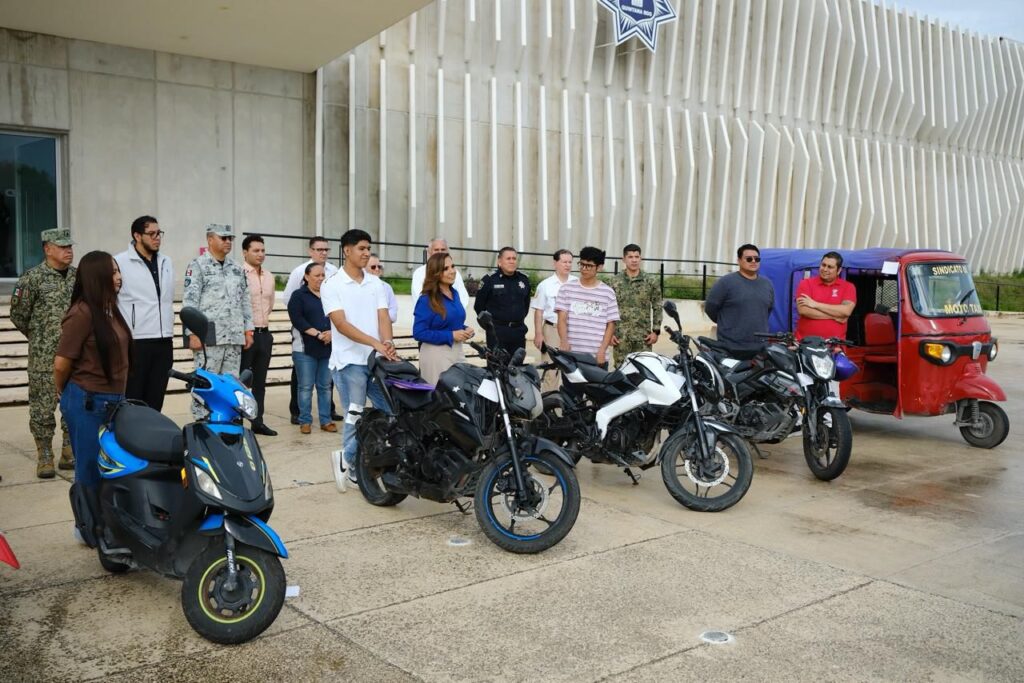 Mara Lezama entrega motos recuperadas