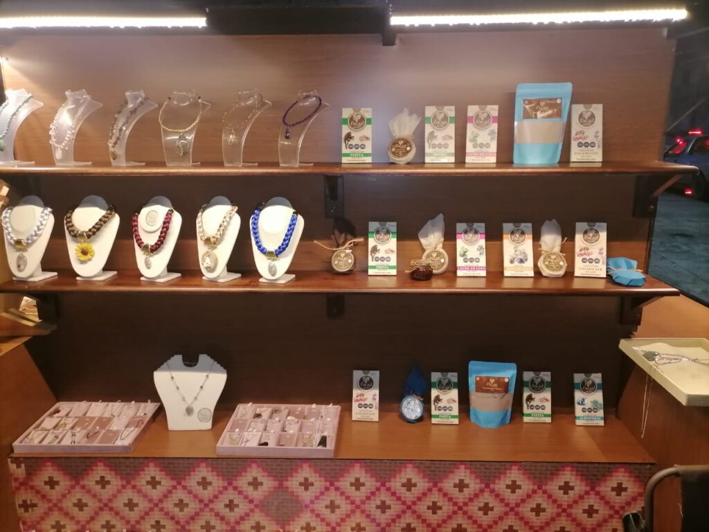 Artesanos locales en boulebard chetumal