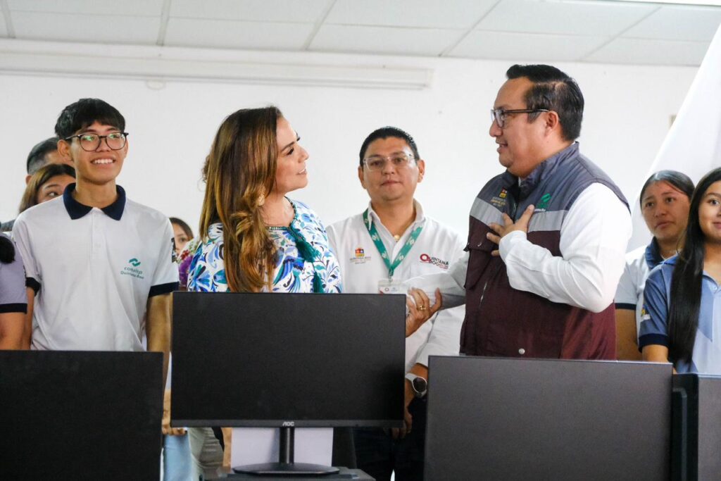 Mara entrega 110 computadoras a conalep