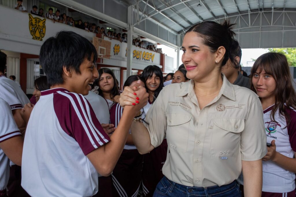 Jovenes entusiasmados con Estefania Mercado