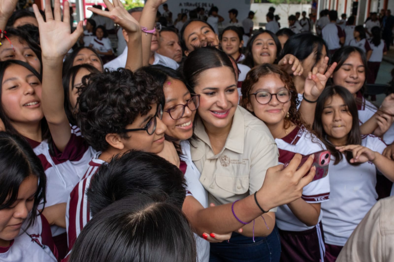 Jovenes entusiasmados con Estefania Mercado
