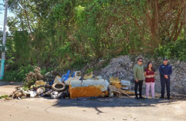 Realizan limpieza profunda de basurero clandestino en la colonia del Bosque en Chetumal