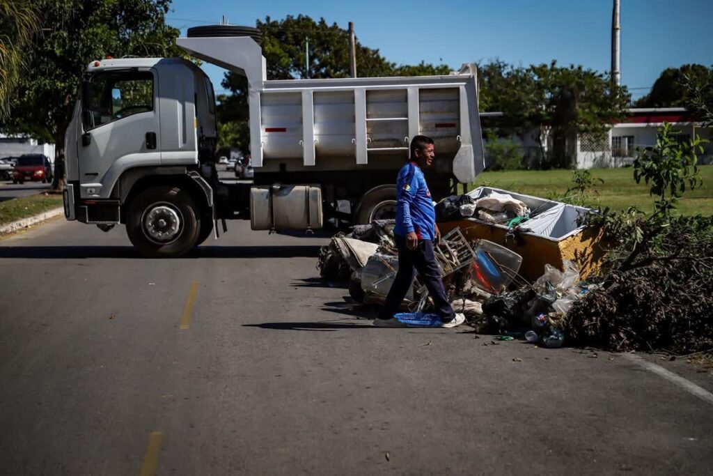 Yensunni Martínez, supervisó la limpieza de un basurero