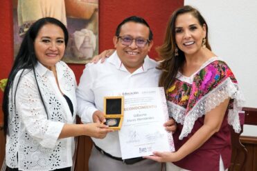 Reconocen a docentes y su papel clave en el futuro de Quintana Roo