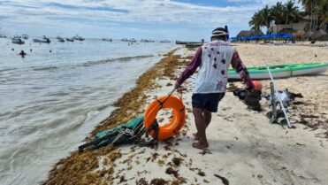 Retiran más de 580 kg de residuos del fondo marino en Playa del Carmen
