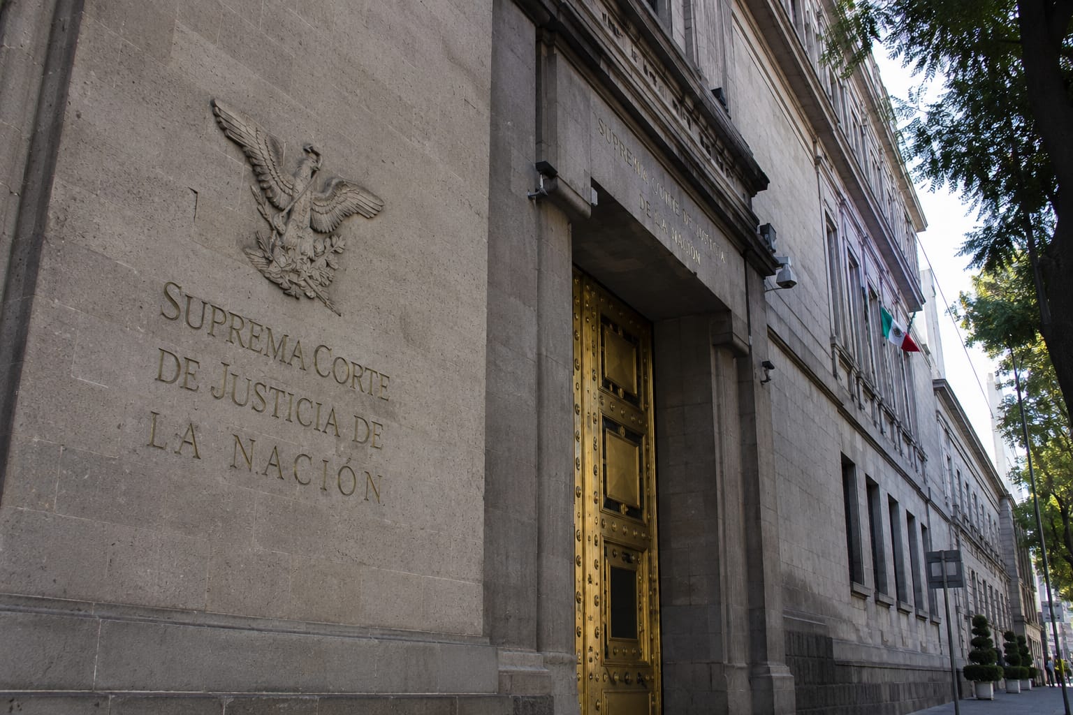 La SCJN definió que si una notificación se genera en día inhábil, sus efectos legales comenzarán el dia hábil siguiente.