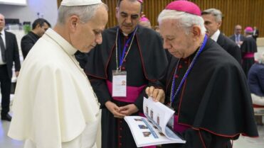 Llevan al papa León XIV los rostros e historias de personas desaparecidas en México